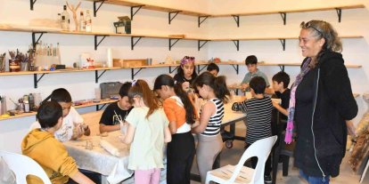 Kasabada kurduğu atölyede çocukların özgüvenini sanatla büyütüyor