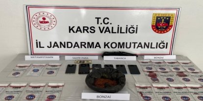 Kars’ta zehir tacirlerine darbe: 7 tutuklama, uyuşturucu ve sahte dolar ele geçirildi