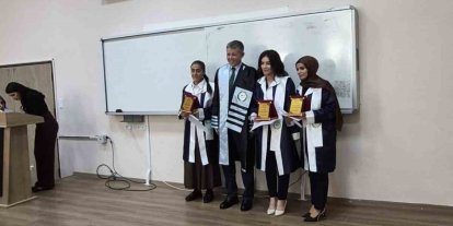 Iğdır Üniversitesi, Türk Dili ve Edebiyatı bölümü mezunlarını plaket ve belgelerle uğurladı