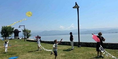 Diplomat çocukları "barış" için uçurtma uçurdu
