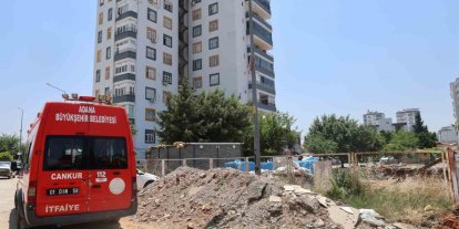 Belediye itfaiye binası için apartmanın istinat duvarını yıktı