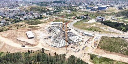 Çayırova Devlet Hastanesi’nde 200 yataklı, deprem izolatörlü inşaatta kaba yapının yarısına yaklaşıldı