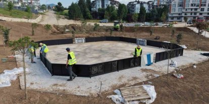 Yeşilyurt Millet Bahçesi’nde çocuk oyun alanlarının kurulumu başladı