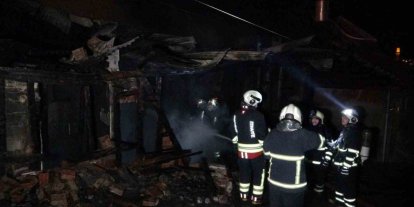 Alevlere teslim olan ahşap ev kullanılamaz hale geldi