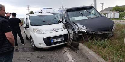 Kars’ta 2 araç çarpıştı: 3’ü çocuk 5 kişi yaralandı