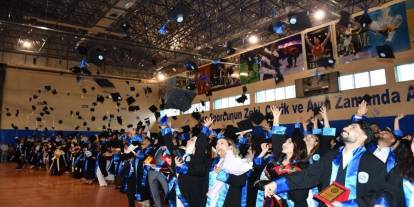 Sarıkamış Spor Bilimleri Fakültesi’nde mezuniyet coşkusu