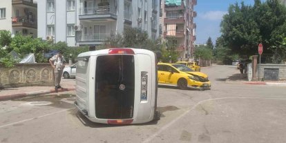Taksi ile çarpışan hafif ticari araç yan yattı: Sürücünün burnu bile kanamadı