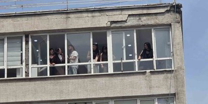 8 katlı iş hanından düşen sıva parçaları 2 kişiyi yaraladı