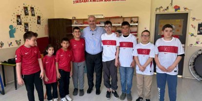 Başkan Yıldız sözünü tuttu öğrencilere milli forma hediye etti