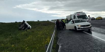 Kars'ta Yoldan Çıkan Araç Şarampole Savruldu