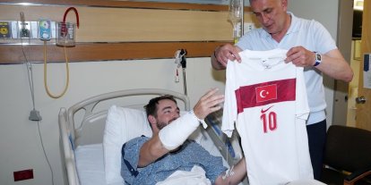 TFF Başkanı Hacıosmanoğlu, kaza geçiren polisi hastanede ziyaret etti