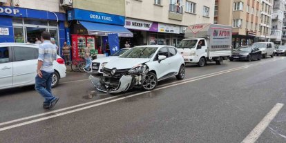 Caddede U dönüşü yapmaya çalışan otomobil motosikletle çarpıştı: 2 yaralı