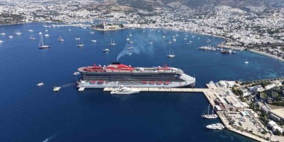 Dev kruvaziyer Scarlet Lady Bodrum’a yanaştı