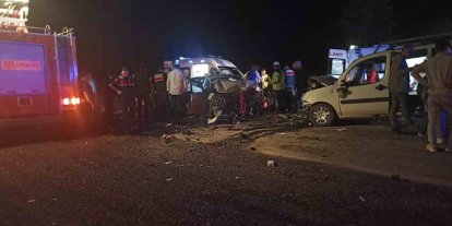 Sivas’ta iki araç kafa kafaya çarpıştı: 4’ü ağır 8 yaralı