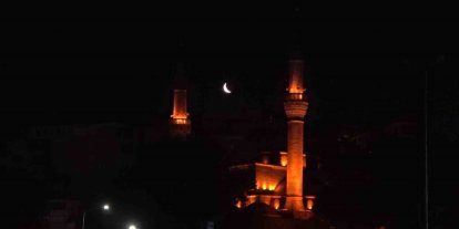 Üsküdar’da iki minare arasında beliren hilal, kartpostallık görüntüler oluşturdu