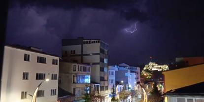 Geceyi gündüze çeviren şimşekler, Kars semalarında nefes kesen ışık gösterisi