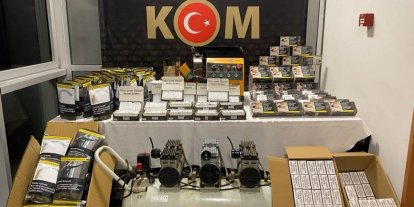 Kütahya’da kaçakçılığa darbe, binlerce makaron ve kaçak telefon ele geçirildi
