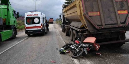 Hafriyat kamyonuyla çarpışan motosikletin sürücüsü yaralandı