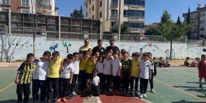 Emniyet Müdürü Özcan miniklerle futbol oynadı