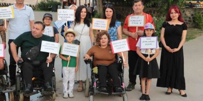 Engellilerden ’engelsizlere’ çevre dersi: Parkları köşe bucak temizlediler