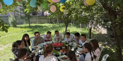 3 yıldır öğrencilere bahçesini açan çift, bu yıl da geleneği bozmadı