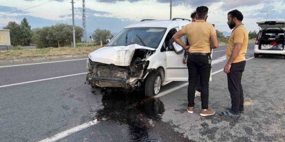 Lastiği patlayan araç refüjdeki direği devirdi: 1 yaralı