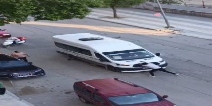 Önünü kestiği yolcu minibüsünü yumrukladı