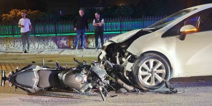 Otomobil ile kafa kafaya çarpışan motosiklet sürücüsü yaralandı