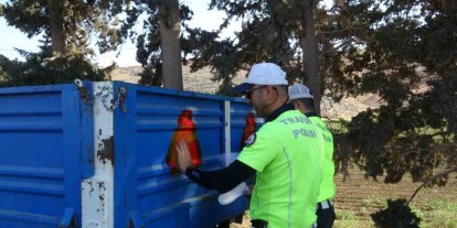 Hasat döneminde yaşanan kazaların önüne geçmek amacıyla traktörlerdeki reflektörler kontrol edildi