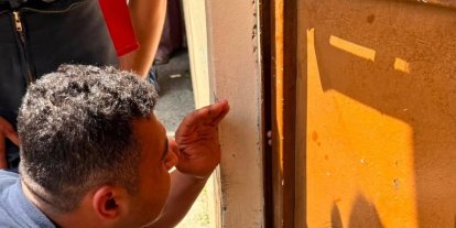 Parmağı kapıya sıkışan çocuğun imdadına itfaiye yetişti