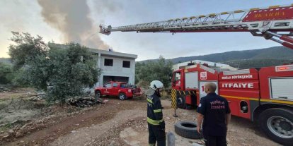 Milas’taki çatı yangını söndürüldü