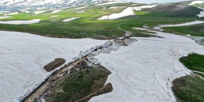 Van’da haziranda 3 metreyi bulan karda yol açma çalışması