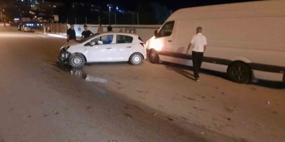 Isparta’da kontrolden çıkan otomobil park halindeki araca çarptı: 1 yaralı