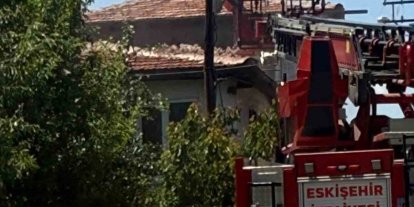 Çocuğun oynadığı ateş evi yaktı