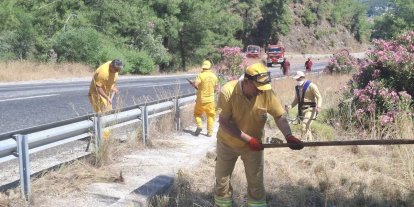 Marmaris’te orman yangınlarına karşı yol kenarlarında yoğun mesai