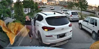 Trafikte yol kesip tepki gösteren sürücü kamerada