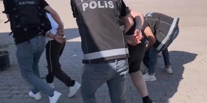 Kayseri’de aracın bagajından 4 bin 458 adet uyuşturucu hap ele geçirildi: 3 tutuklama