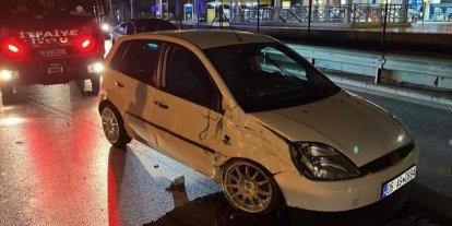 Sıkıştırılan otomobil takla attı: 4 yaralı, sürücü firarda
