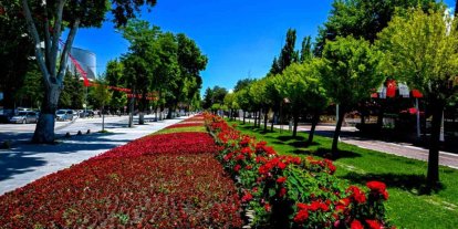 Malatya’da park ve kavşaklar çiçeklerle süslendi