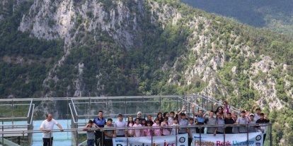 Öğrenciler 450 metre yüksekteki seyir terası ve kanyonu gezdi