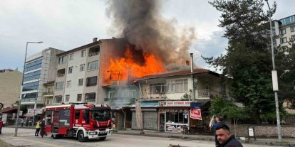 Kızılcahamam’da iki katlı binanın çatısı yandı