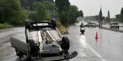 Söke Kuşadası yolu üzerinde otomobil takla attı