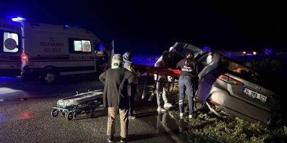 D100’de otomobil refüje çarptı: 2 yaralı