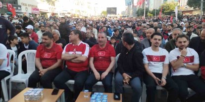 Sultanbeyli Kent Meydanı’nda vatandaşlar milli takım için tek yürek oldular
