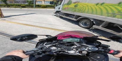 Önüne kıran kamyona çarpmaktan son anda kurtuldu