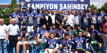 Şahinbey Ampute Futbol Takımı şampiyonluk kupasını kaldırdı
