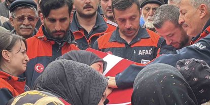 Eşi tabutuna son kez sarıldı, babası namazını kıldırdı: AFAD personeline hüzünlü veda
