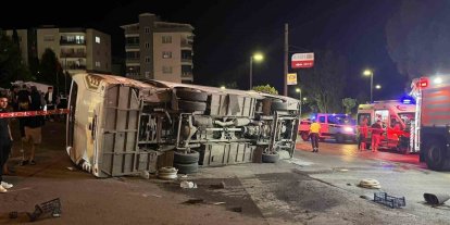 İzmir’de servis otobüsü ile otomobil çarpıştı: 4 yaralı