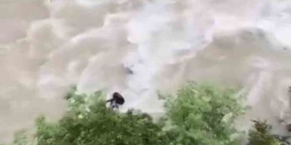 Artvin’de bir otomobil Çoruh Nehri’ne düştü; baba ile oğlu aranıyor