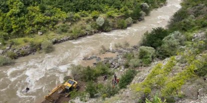 Artvin’de dereye düşen aracı sudan çıkartmak ve baba ile oğlunu bulmak için çalışmalar sürüyor